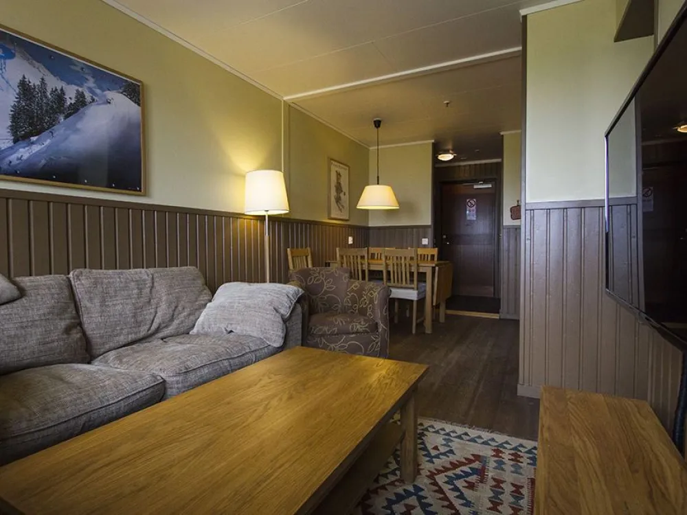 Stöten Mitt de Luxe, 4+2 bäddar M548, Mot backen