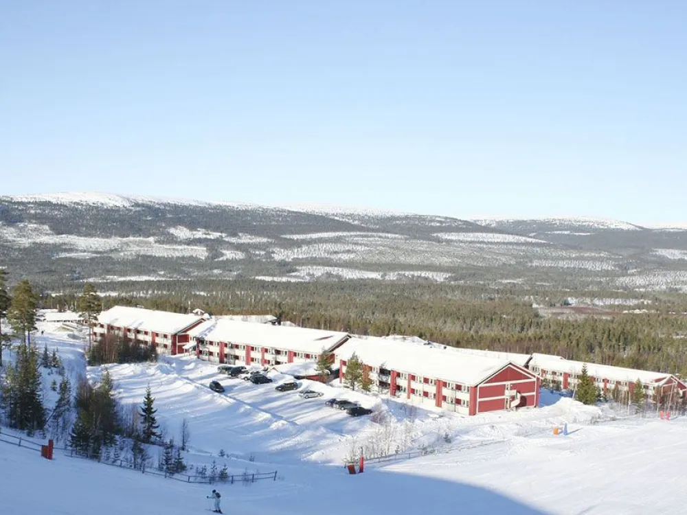 Standard balkong upp mot backen